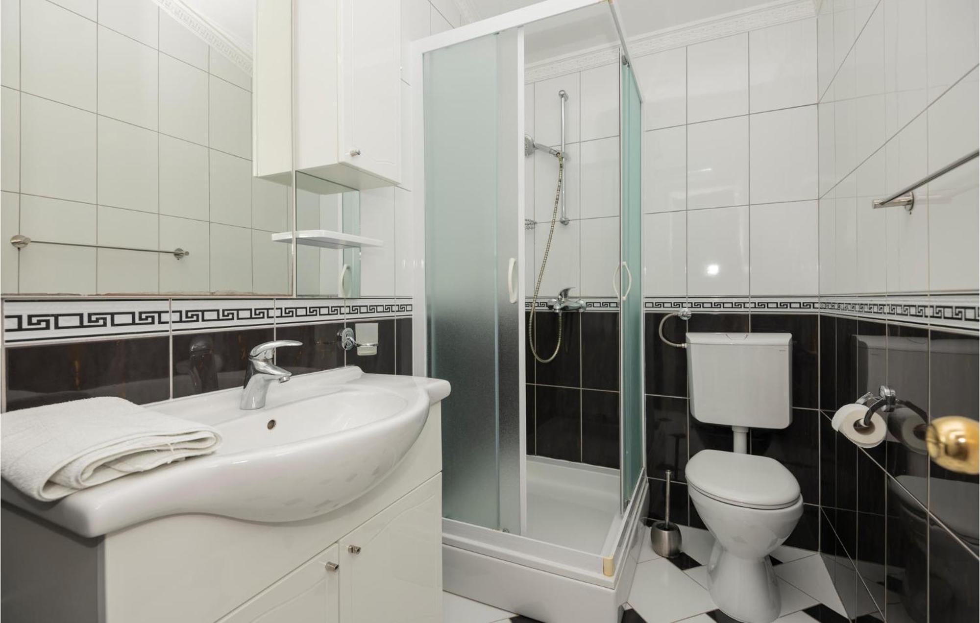 1 Bedroom Stunning Apartment In Makarska Exterior foto
