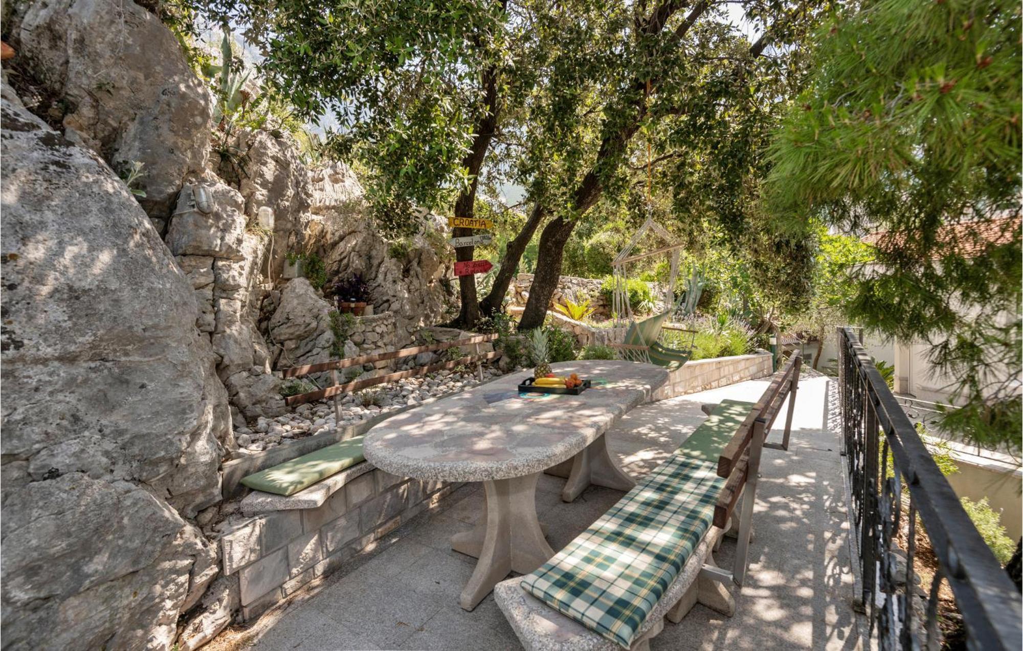 1 Bedroom Stunning Apartment In Makarska Exterior foto