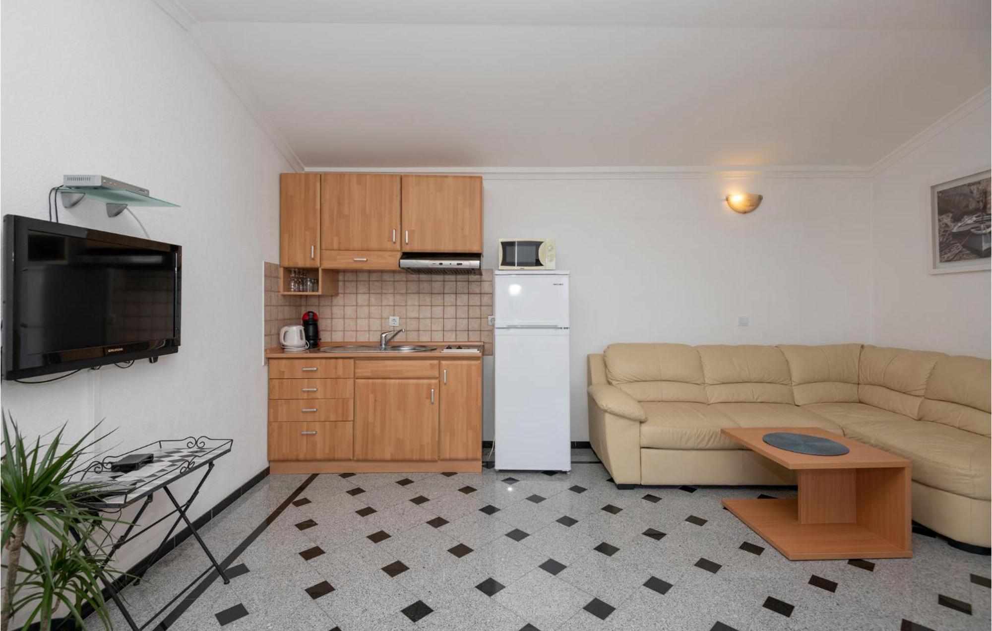 1 Bedroom Stunning Apartment In Makarska Exterior foto