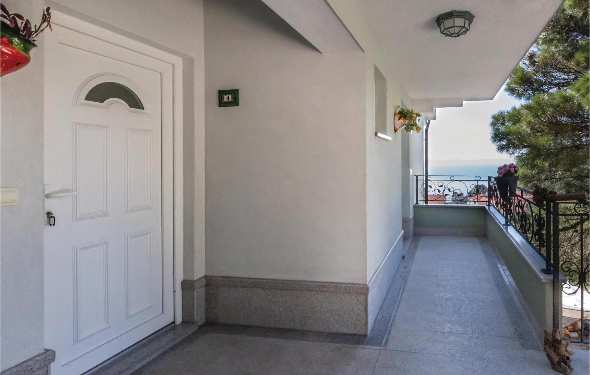 1 Bedroom Stunning Apartment In Makarska Exterior foto
